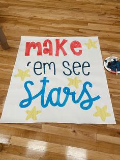 a sign that says make'em see stars on the floor next to a pair of shoes