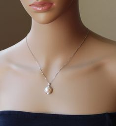 This necklace features a stunning extra large 11.5-12mm Peacock fresh water pearl set in solid sterling silver. The necklace is solid sterling silver box chain for an elegant look. The pendant measures 16 mm approx. All metal (necklace and pendant setting) is solid sterling silver, anti-tarnish and hypoallergenic. Necklace length is 18 inches (as shown on model). Available in white and peacock black genuine fresh water pearls. The peacock pearl might have multiple tones including green, purple, Pearl Jewlery, Big Pearl Necklace, Real Pearl Jewellery, Simple Pearl Necklace, Genuine Pearl Necklace, Gold Pearl Bracelet, Real Pearl Necklace, Pearl Gifts, Big Pearl