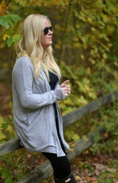 How to Layer: Stylish & Cozy Fall to Winter Outfit Ideas! Warm And Cozy Outfits, Apple Picking Outfit Fall, Wardrobe Hacks, Layers Outfit, Apple Picking Outfit, Outfit Hacks, Cozy Outfits, Warm Apple, Winter Outfit Ideas