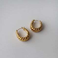 With their bold chunky design and oval shape, these statement hoops will add a touch of fun and flair to any outfit. Don't settle for ordinary hoops, stand out with these statement hoops. -stainless steel, gold plated Gold Jewelry Chunky, Gold Chunky Earrings, Chunky Hoop Earrings, Chunky Earrings, Daily Jewelry, Don't Settle, Gold Hoops, Jewelry Case, Christmas List