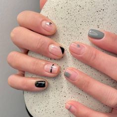 Minimalist Nails Short Round, Minimal Short Nails, Minimal Gel Nails, Minimal Nails Design, Cute Shellac Nails, Minimalist Nail Design, Basic Nail Art, Summer Nails Art