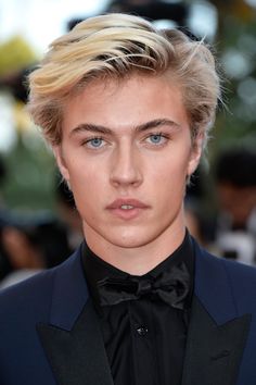 Pin for Later: Les Hommes Font Effet Sur le Tapis Rouge du Festival de Cannes Lucky Blue Smith Platinum Blonde Hair Men, Bleached Hair Men, Celeb Hair, Blue Smith, Blonde Dye, Men Blonde Hair, Dyed Hair Men, Blonde Hair Boy, Lucky Blue Smith