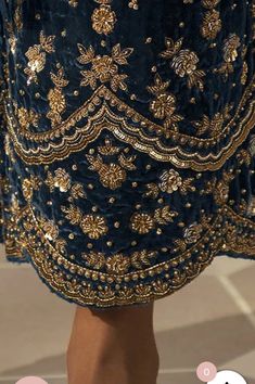 Zardosi Butti Work, Desi Embroidery, Zardozi Embroidery Designs Pattern, Velvet Hand Embroidery, Velvet Embroidery, Shadi Dresses, Embroidery Fashion Detail, Velvet Dress Designs, Pakistani Fancy Dresses