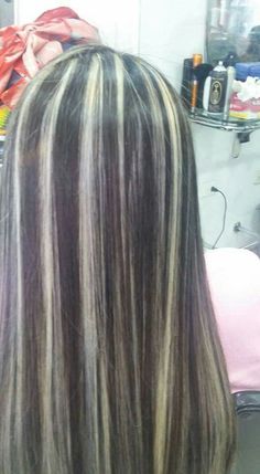 Skunk Hair, Blonde Highlights On Dark Hair, Chunky Highlights, Y2k Hair, Red Hair Inspo, Hair Color Streaks, Brunette Hair With Highlights, Hair Streaks, Dark Hair With Highlights