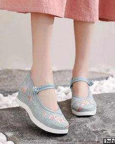 Fisdy - Zapatos de danza hanfu para mujer con bordados exquisitos inspirados en la antigüedad Chinese Style Shoes, Embroidery Traditional, Chinese Shoes, Dance Attire, Buckle Outfits, Elegant Heels, Flower Shoes, Dressing Style, Buckled Flats