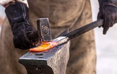 an image of a man working on some kind of object with the caption in spanish