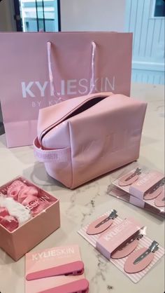 Skin Care Bag Aesthetic, Maquillage Kylie Jenner, Imagenes Mary Kay, Kylie Cosmetic, Beauty Skin Care Routine, Kylie Cosmetics