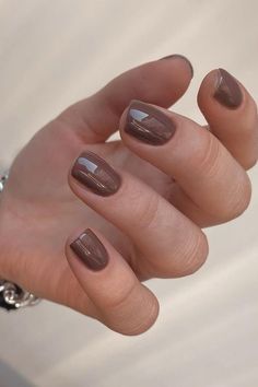 Fall Nails 2023 Gel Short, Mocha Nails Short, Spring Brown Nails, Shellac Brown Nails, Sns Nails Brown, Gel Nails Ideas Short Fall 2023, Round Fall Nails Acrylic, Squoval Brown Nails, Cool Tone Brown Nails