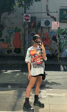 Conseguimos captar algumas combinações que andam bombando entre as cool girls da nova geração. Do look vintage anos 90 ao viusal fofinho, tem de tudo um pouco. Confira este look das cool girls com t-shirt oversized, tetampa de race car, biker shorts e coturno e muitas outras inspirações de visual no post de hoje. #oversized #tshirt #coolgirls #racecartshirt Diorama Couch, Winter Purse, Pakaian Hipster, Converse Outfits, Street Aesthetic, Skater Girl Outfits, Country Lifestyle, Hipster Outfits, Hawaiian Beach