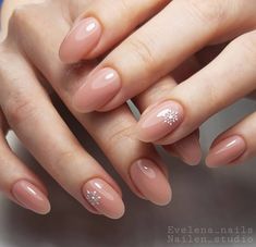 Simple Nude Christmas Nails, Short Oval Nail Designs Winter, Short Elegant Christmas Nails, Natural Xmas Nails, French Manicure Nails, Christmas Nails Easy, Christmas Gel Nails