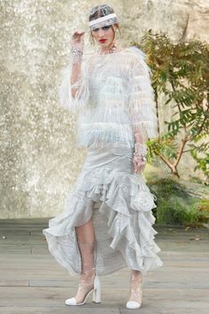 Chanel Spring 2018 Ready-to-Wear collection, runway looks, beauty, models, and reviews. Full White Outfit, Moda Chanel, Grace Elizabeth, Mode Chanel, Fashion Week 2018, Moda Paris, Spring Summer Trends, White Outfit