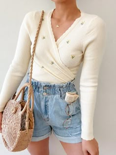 Casual Romance Style, Light Feminine Fashion, Cute Timeless Outfits, Romantic Style Outfits Women, Breath Of Youth, Feminine Outfits Spring, Whimsical Everyday Outfits, Romantic Sweater, Romantic Girly Outfits