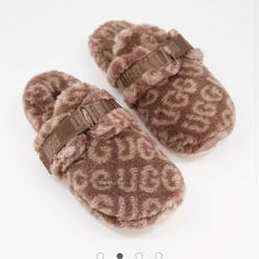 Brand New Size 12 Ugg Fluff It Pop Shearling Monogram Logo Super Cozy Slipper Shoes In Warm Brown Mens Ugg Slippers, Brown Womens Shoes, Pretty Sneakers, Pretty Sandals, Dr Shoes, Pretty Shoes Sneakers, Brown Logo, Shoes Outfit Fashion, Sheepskin Slippers