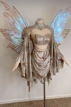 Mythical Creatures Halloween Costumes, Fairy Fashion Illustration, Fairy Outfit Design, High Fashion Outfits Runway, Fairy Aesthetic Dress, Gold Fairy Costume, Fairy Costume Aesthetic, Halloween Rave, Classy Halloween Costumes