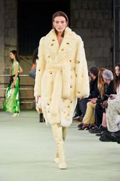 Bottega Veneta Fall Winter 2022-2023 - RUNWAY MAGAZINE ® Official Bottega Veneta Fall 2022, Bottega Veneta Fw22, Bottega Veneta Coat, Leather High Heel Boots, Runway Outfits, Butter Yellow, Milano Fashion Week, Leather High Heels, Shearling Coat