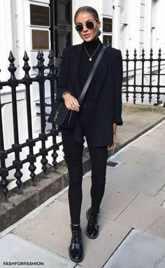 Outfit Nero, All Black Outfits For Women, Frida Style, Black And White Outfit, Toni Garrn, Meryl Streep, Slouchy Beanie, Winter Trends