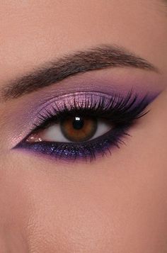 Cool Eye Makeup Ideas, Make Up Purple Eyeshadow, Brown Eyes Purple Eyeshadow, Eyeshadow Looks Color, Purple And Black Eye Makeup, Make Up Purple Eyes, Dark Purple Eyeshadow Looks, Purple And Black Eyeshadow, Lilac Eyeshadow Looks