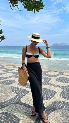 Miami Yacht Outfit, Classic Beach Outfits, Tropical Chic Outfit, Outfit Piscina, Tropical Summer Outfits, Pool Side Outfit, Sunhat Outfit, Classy Beach Outfit, Modest Street Fashion