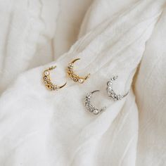 These versatile, celestial earrings embody the magic of the moon. Inspired by the beauty of the night sky with its crescent moon and starry diamond accents, our Eclipse Moon Diamond & Pearl Earrings are an eye-catching pair that will allow you to shimmer from day to night ✨ Material: High Quality Solid 925 Sterling Silver Finish: Sterling Silver ∙ 18K Gold Featuring ~9.5mm x 11mm Crescent Moon & Star Stud Earrings with CZ Diamond and Pearl Gemstones | Sold as a Pair SKU: RR-ER254 Luna Eclipse, Diamond Pearl Earrings, Initial Tag Necklace, Star Celestial, Sideways Initial Necklace, Dainty Initial Necklace, Celestial Earrings, Diamond Huggies, Art Deco Diamond Rings