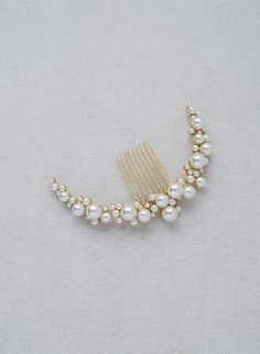 Love pearls? So do we! Style this crescent, pearl-scattered comb in a bun or half-up hairstyle for an elegant effect and pair with our 2427 pearl earrings for even more romance. Adorned portion measures approximately 5 inches wide and 3 inches high. Austrian pearls Finished with a gold or rhodium plated wire comb. Available in gold or silver. Romantic Updo Wedding, Embellished Veil, Tulle Hair Bows, Pearl Hair Accessories, Pearl Bridal Comb, Pearl Comb, Crystal Cluster Earrings, Bridal Hair Combs Pearl, Pearl Veil