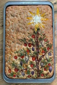 80 Focaccia Bread Art with herbs and vegetables (edible art) - Craftionary Foccacia Design, Decorated Foccacia, Parmesan Parsnips, Christman Gifts, Focaccia Ideas, Christmas Food Art, Foccacia Bread Art, Focaccia Bread Art, Hosting Food