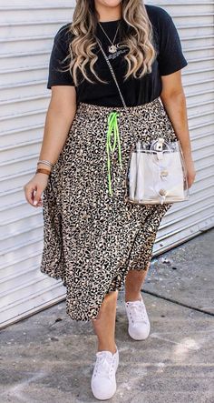 Falda y tenis blancos Plus-koon Muoti, Chique Outfit, Outfit Curvy, Look Plus Size, Leopard Print Skirt, Elegante Casual, Curvy Girl Fashion, Curvy Girl Outfits, Moda Plus