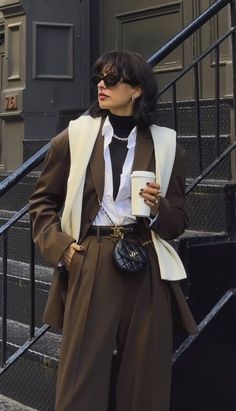 Unique Business Outfits, Formal Brown Outfit, Fall Travel Outfit, Beige Fashion, Brown Suit, V Style, Casual Chique, Paris Outfits, Classy Work Outfits