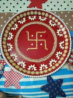 a red plate sitting on top of a table covered in stars and stripes with the letter h