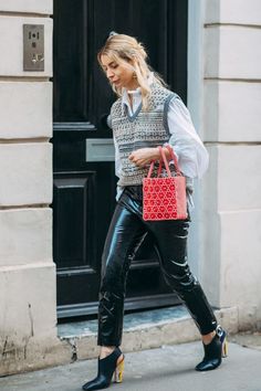 Mode Gossip Girl, Red Bag, Estilo Preppy, Street Style Trends, Street Fashion Photography, Layered Tops, Knit Vest, Leather Leggings, Outfits With Leggings