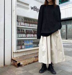 Big Skirts Outfit, Japanese Skirt Outfits, Winter Outfits Long Skirts, Big Skirt Outfit, Sweatshirt Skirt Outfits, Japan Clothing Style, White Skirt Outfit Winter