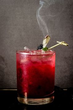 Blackberry Sage Margarita Recipe - Wicked Spatula Cocktail Halloween, Cocktails Easy, Halloween Cocktail, Classy Halloween, Fall Cocktails, Margarita Recipe