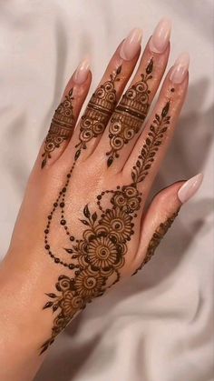 Henna Designs Both Hands, Aesthetic Henna Designs, Spine Tattoo Ideas, Cute Henna Tattoos, Unique Tattoo Ideas