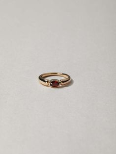 Simple Stone Wedding Rings, Vintage Ring Aesthetic, Minimalist Engagement Ring Vintage, Simple Vintage Wedding Rings, 70s Engagement Ring, Vintage Jewellery Aesthetic, Artsy Rings, Rings Aesthetic Vintage, Simple Vintage Rings