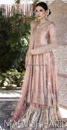 Stay Chic This Summer: Kaftan Dress Outfit Ideas for Every Occasion Kaftan Dress Outfit, Baat Pakki, Summer Kaftan, Walima Dress, Shadi Dresses, Pakistani Formal Dresses, Desi Wedding Dresses, Nikkah Dress, Heavy Dresses