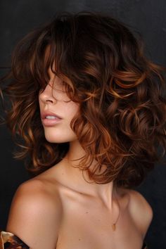 Copper Balayage Curly Hair Natural, Short Curly Hair Brunette, Short Wavy Copper Hair, Curly Dimensional Brunette, Hair Color Idea For Curly Hair, Copper Highlights On Brown Hair Short, Red Hair Gloss On Brown Hair, Curly Hair Lob Haircut, Brown Hair Colors Curly Hair