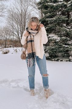 casual neutral winter outfit Winter Outfit 2023, Fashion Cold Weather, Style Straight Leg Jeans, Cold Weather Style, Snow Day Outfit, Casual Winter Outfit, Canadian Fashion, Outfit 2023