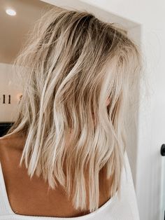 Medium Length Lived In Blonde Hair, Lived In Blonde Medium Length, Blond Medium Length Hair, Medium Blonde Hair Cuts, Shoulder Length Blonde Hair Balayage, Medium Short Blonde Hair, Past Shoulder Length Hair, Balyage Blonde Mid Length, Blonde Hairstyles Medium Length