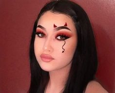 Simple Halloween Looks Make Up, Devil Costume Hair Ideas, Devil Costume Makeup Easy, Easy Halloween Makeup Devil, Very Easy Halloween Makeup, Maquillage Halloween Demon, Hallowen Meka Up, Devil Make Up Halloween Easy, Makeup Diable