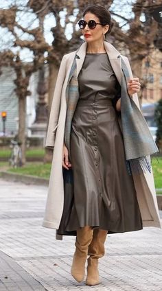 Chic Over 50 Fashion, Classic Fashion Looks, Skirt Inspiration, Elegant Outfit Classy, 60 Fashion, Over 50 Womens Fashion, Urban Dresses, Fashion Attire, Sarah Jessica Parker