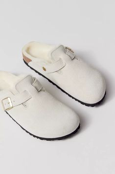 Birkenstock Boston Shearling Clog | Urban Outfitters Birkinsoks Clogs, Boston Clogs And Socks, Fuzzy Clogs, Cute Women Shoes, Shoes Essentials Women, Shoe Trends, Shoes Fall, Aesthetic Christmas Wishlist, Fuzzy Birkenstocks