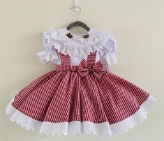 Este dulce vestido inspirado en la granja es perfecto para cualquier ocasión especial. Incluye: puedes seleccionar solo el vestido o vestido y accesorios Hecho a mano a pedido. ¡No hay dos artículos exactamente iguales! Todos mis artículos están hechos con telas de calidad y acabados profesionales. Viscoso: Asegúrese de revisar la imagen de la tabla de medición en cada producto. Por lo general, es la última imagen en la lista de productos. ¿No está seguro de qué talla pedir? ¿Quieres que tenga u Sweet White Sets With Ruffles, Cute Red Sets For Birthday, Sweet White Sets For Birthday, White Ruffled Sets For Birthday, White Ruffled Birthday Set, White Ruffled Set For Birthday, Cute Fitted Easter Sets, Cute Red Party Sets, Princess Style White Sets For First Birthday