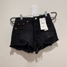 Size 36 High Waist Black Summer Jeans, Black High Waist Summer Jeans, High Waist Black Jeans For Summer, Black High Waist Jeans For Summer, Black Zara Jeans For Spring, Zara Black Jeans For Spring, Chic Black Summer Jeans, Trendy Straight Leg Zara Shorts, Trendy Zara Straight Leg Shorts