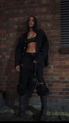 1990s Grunge Fashion, 1990s Fashion Grunge, All Black Fashion, 1990's Fashion, Baddie Outfits Casual, Fashion Fits, Stage Outfits, Streetwear Outfit