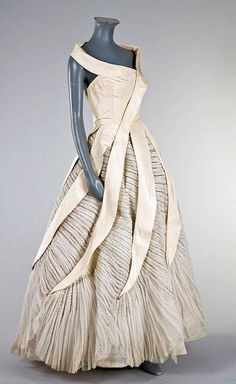 This is so striking, it looks restrictive in some ways, as though the diagonal slashes are a giant claw, but clearly the free-moving fabric underneath can break through. A Lady Macbeth number? Fashion 1950s, Retro Mode, Vintage Couture, Vestidos Vintage, Old Fashion, Herve Leger, John Varvatos