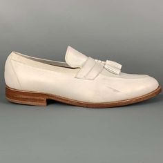 Allen Edmonds Loafers Comes In A White Leather Featuring Front Tassels And A Slip On Style. Made In Usa. Good Pre-Owned Condition. Moderate Wear Throughout. Marked: 10.5 / 30641 4 Outsole: 12.5 Inches X 4.5 Inches Sui Generis Reference: 115500 Category: Loafers More Details Brand: Allen Edmonds Size: 10.5 Gender: Male Color: White Pattern: Solid Fabric: Leather Style: Tassels Made In: United States Age Group: Adult Sui Generis Designer Consignment Is An Award Winning Fashion Resale Store For Women & Men. Located In San Francisco. The New York Times, Gq, Refinery29, Goop, Forbes And More Have Recognized Sui Generis As One Of The Best Consignment Stores In Us An Allen Edmonds Shoes, Resale Store, Allen Edmonds, Tassel Loafers, Leather Style, Consignment Stores, Leather Tassel, Leather Fashion, Loafer Shoes