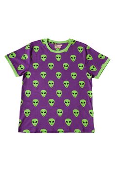 Introducing the Moromini Men's T-Shirt - a nod to the iconic style of the 90s and the enigmatic world of alien series like X-Files. Made from 100% organic cotton, this t-shirt not only embraces retro vibes but also allows you to match your kids' outfits in a playful and stylish way. Drawing inspiration from the 90s and the captivating alien series of that era, this t-shirt combines nostalgia with a contemporary twist. It's a subtle homage to the X-Files and other extraterrestrial adventures that Retro Purple T-shirt With Graphic Print, Retro Fitted Green T-shirt, Purple Character Print Top For Streetwear, Retro Green T-shirt For Streetwear, Retro Purple Tops For Streetwear, Retro Purple Crew Neck Top, Purple Cartoon Print Fun T-shirt, Pop Culture Green Tops For Streetwear, Purple Cartoon Print Top For Streetwear