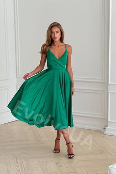 Gorgeous silk midi dress with deep V-neck, half open back with a tied silk bow Bright color will look greatly on bridesmaids or maids of honor at a wedding in blue colors It's your best choice for any occasion - parties, dates, wedding guest outfit. Depending on the size of your waist you can either underline it and made a Monica Belucci type of a figure (hourglass) or vice versa hide a small belly. SIZES XS = 2 US numeric BUST 33 inches or 84cm WAIST 24 inches or 63cm HIPS 36 inches or 92cm S = Blue Green Outfit, Green Silk Midi Dress, Dress Without Sleeves, Small Belly, Western Outfits Women, Silk Bow, Midi Slip Dress, Silk Midi Dress, Green Outfit