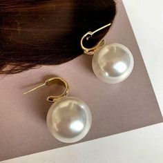 Elegant White Everyday Earrings, Elegant Small Hoop Gold Plated Clip-on Earrings, Trendy Clip-on Drop Earrings For Wedding, Elegant Silver Hoop Clip-on Earrings, Classic Clip-on Hoop Earrings As Gift, Elegant Silver Huggie Earrings For Party, Trendy Metal Round Earrings, Pearl Clip-on Jewelry Gift, Pearl Clip-on Jewelry For Gift