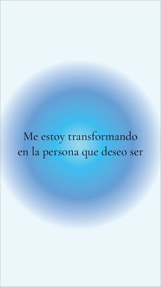 a blue circle with the words me estoy transformanodo en la persona que desos