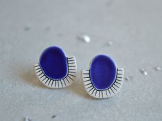 A pair of handmade ceramic stud earrings in royal blue with carved geometric pattern - a perfect addition for your autumn and winter wardrobe. DIMENSION & MATERIALS Circle: 1.5 x 1.5 cm Surgical (hypoallergenic) steel posts and push backs. Made of earthenware clay and fired twice around 1000 oC. The carved geometric pattern was inlaid with black underglaze.  The glazes used are eco friendly.  PRESENTED in a black Isla Clay gift box. CONDITION OF THE PRODUCTS Because all our pieces are handcrafte Nerikomi Jewelry, Clay Earring Designs, Diy Keramik, Royal Blue Earrings, Handmade Ceramic Jewelry, Chalcedony Crystal, Minimalist Earrings Studs, Polymer Earrings, Polymer Clay Jewelry Diy